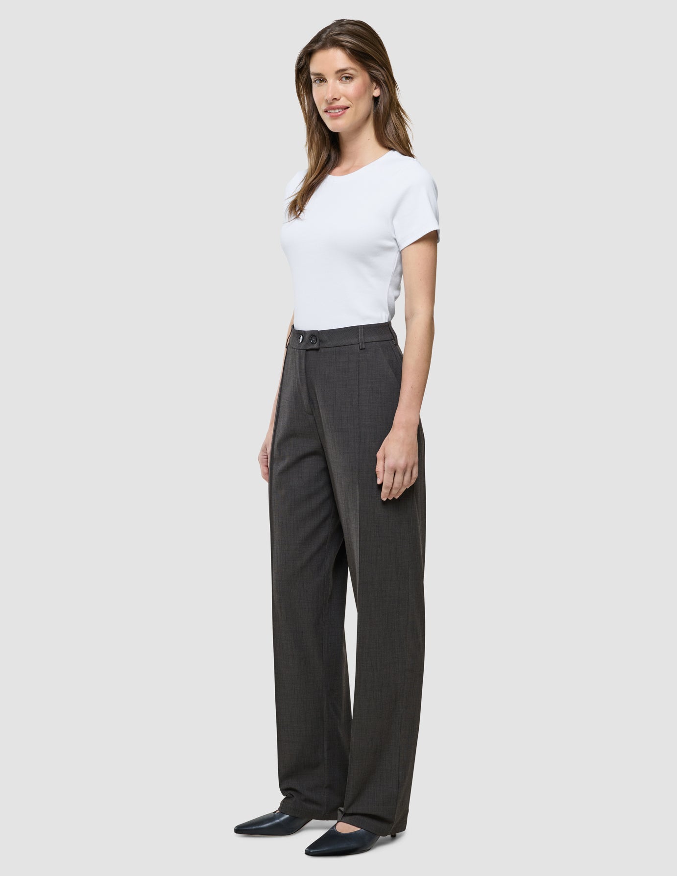 Nara Pants Straight i Cool Brown, helfigur på model set fra siden.